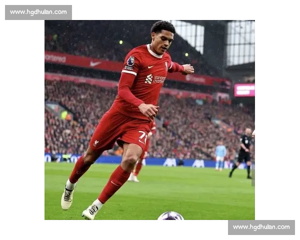 宽萨捧起欧青赛冠军奖杯！红军生涯完美谢幕